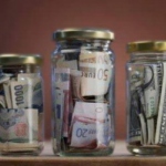 Вкладчики забирают свои деньги из небольших банков